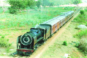 मुंबई-लातूर रेल्वेसाठी लातूरकर सरसावले मुंबई-लातूर रेल्वेसाठी लातूरकर सरसावले