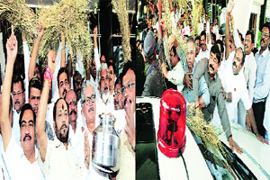 अधिवेशनाच्या पहिल्याच दिवशी विरोधकांमधील फुटीचे दर्शन अधिवेशनाच्या पहिल्याच दिवशी विरोधकांमधील फुटीचे दर्शन