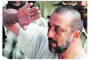 हिंगोरा, कडावालाला समोर पाहताच संजूबाबाची बोलती बंद.. हिंगोरा, कडावालाला समोर पाहताच संजूबाबाची बोलती बंद..
