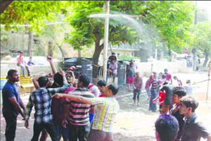 डोंबिवलीत पाण्याची उधळपट्टी; भागशाळा मैदानात तरुणांचा धुळवडीला धुडगूस