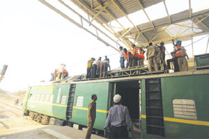 ‘ओव्हरहेड’ तुटल्याने वाशी-ठाणे रेल्वेसेवा ठप्प ‘ओव्हरहेड’ तुटल्याने वाशी-ठाणे रेल्वेसेवा ठप्प