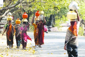 दुष्काळी मराठवाडा-प.महाराष्ट्रात पाण्यासाठी संघर्षांची शक्यता दुष्काळी मराठवाडा-प.महाराष्ट्रात पाण्यासाठी संघर्षांची शक्यता