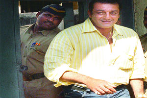 संजय दत्तला माफी नको ; शिवसेनेची मागणी संजय दत्तला माफी नको ; शिवसेनेची मागणी