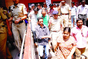 भाजयुमो कार्यकर्ते विद्यापीठात धडकले परीक्षा लांबणार नाहीत -प्र-कुलगुरू भाजयुमो कार्यकर्ते विद्यापीठात धडकले परीक्षा लांबणार नाहीत -प्र-कुलगुरू