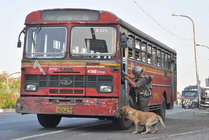 प्रवाशांमध्ये बॉम्बची घबराट पसरली. त्यामुळे पिंपरीमध्ये ही बस रिकामी करून बॉम्बशोधक पथकाकडून तिची तपासणी करण्यात आली. तपासणीनंतर त्यामध्ये बॉम्ब नसल्याचे स्पष्ट झाले. (छायाचित्र - राजेश स्टिफन) प्रवाशांमध्ये बॉम्बची घबराट पसरली. त्यामुळे पिंपरीमध्ये ही बस रिकामी करून बॉम्बशोधक पथकाकडून तिची तपासणी करण्यात आली. तपासणीनंतर त्यामध्ये बॉम्ब नसल्याचे स्पष्ट झाले. (छायाचित्र - राजेश स्टिफन)