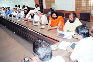 ठेच लागल्याने नाशिक जिल्हा प्रशासनाची सावध भूमिका ठेच लागल्याने नाशिक जिल्हा प्रशासनाची सावध भूमिका