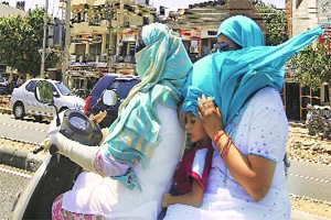 सोलापुरात उष्णतेची धग; तापमानाचा पारा ४०च्या घरात सोलापुरात उष्णतेची धग; तापमानाचा पारा ४०च्या घरात