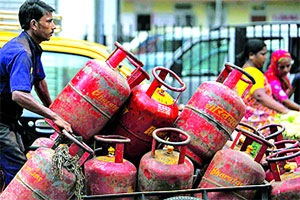 घाऊक डिझेल दरात वाढ, सिलिंडरच्या दरात कपात