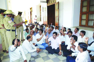 तोडगा निघणे महत्त्वाचे तोडगा निघणे महत्त्वाचे