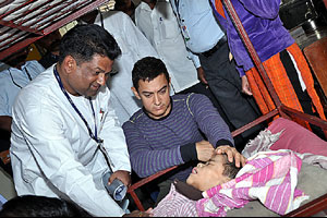 स्नेहालयमधील समीरच्या मृत्यूने आमीरही हेलावला स्नेहालयमधील समीरच्या मृत्यूने आमीरही हेलावला