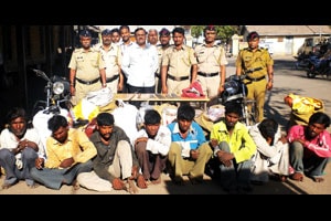 मराठवाडा, बीड जिल्ह्य़ातील दरोडेखोरांची टोळी पकडली
