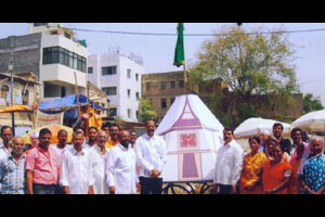 मंडईच्या जागेवर गुढी उभारून मनपाचा निषेध मंडईच्या जागेवर गुढी उभारून मनपाचा निषेध