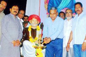 फुले दाम्पत्याने सर्वानाच दिशा दिली- नरके फुले दाम्पत्याने सर्वानाच दिशा दिली- नरके