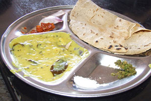 दुष्काळग्रस्त विद्यार्थ्यांना दहा रुपयांत जेवण; मंडई मंडळाचा उपक्रम दुष्काळग्रस्त विद्यार्थ्यांना दहा रुपयांत जेवण; मंडई मंडळाचा उपक्रम