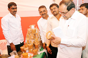 शेतकऱ्यांना त्यांच्या उत्पादनाच्या थेट विक्री व्यवस्थेसाठी प्रयत्न- विखे शेतकऱ्यांना त्यांच्या उत्पादनाच्या थेट विक्री व्यवस्थेसाठी प्रयत्न- विखे