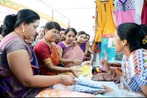 पवनाथडी जत्रेत महिलांचा उत्स्फूर्त प्रतिसाद पवनाथडी जत्रेत महिलांचा उत्स्फूर्त प्रतिसाद