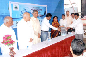 कराड अर्बनतर्फे दुष्काळी भागातील सभासद, ग्राहकांना शुध्द पाण्याची मदत कराड अर्बनतर्फे दुष्काळी भागातील सभासद, ग्राहकांना शुध्द पाण्याची मदत