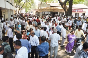 काळे फासल्याच्या निषेधार्थ कर्मचाऱ्यांचा मोर्चा