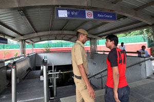 निदर्शनांच्या पार्श्वभूमीवर दिल्ली मेट्रोची आणखी दोन स्थानके बंद