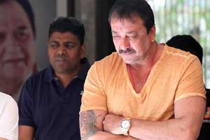 शरण येण्यास मुदतवाढीसाठी संजय दत्तची सुप्रीम कोर्टात याचिका शरण येण्यास मुदतवाढीसाठी संजय दत्तची सुप्रीम कोर्टात याचिका