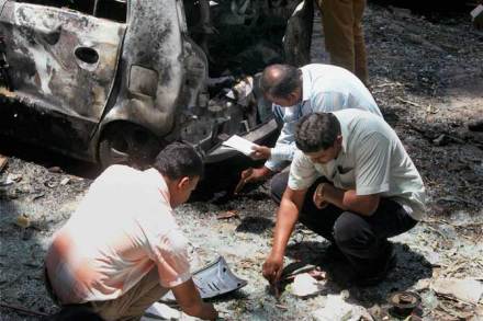 बंगळुरूमध्ये भाजपच्या कार्यालयाबाहेर झालेल्या बॉम्बस्फोटानंतर घटनास्थळाची पाहणी करणारे न्यायवैद्यक विभागाचे अधिकारी. (पीटीआय)