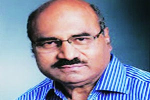 अखेर लक्ष्मण माने पोलिसांपुढे शरण अखेर लक्ष्मण माने पोलिसांपुढे शरण