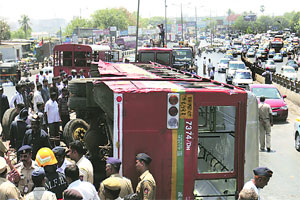बेस्ट बस उलटून १९ प्रवासी जखमी बेस्ट बस उलटून १९ प्रवासी जखमी