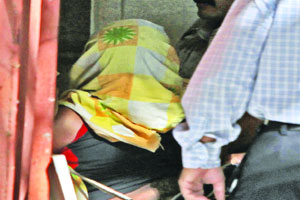 गोळीबार करून रिझव्र्ह बँक मुख्यालयात घुसण्याचा प्रयत्न गोळीबार करून रिझव्र्ह बँक मुख्यालयात घुसण्याचा प्रयत्न
