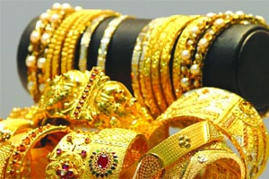 एकीकडे पाण्यासाठी, तर दुसरीकडे सोने खरेदीसाठी रांगा एकीकडे पाण्यासाठी, तर दुसरीकडे सोने खरेदीसाठी रांगा