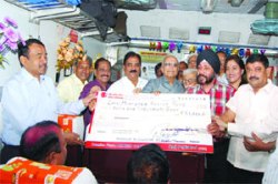 पंचवटी एक्स्प्रेसच्या ‘आदर्श कोच’तर्फे दुष्काळग्रस्तांसाठी अर्थसाह्य