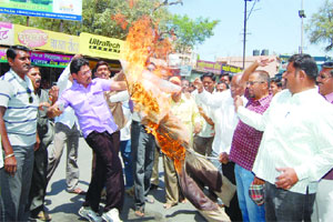 धुळ्यात मराठा आरक्षण समितीतर्फे राज ठाकरे यांच्या पुतळ्याचे दहन धुळ्यात मराठा आरक्षण समितीतर्फे राज ठाकरे यांच्या पुतळ्याचे दहन