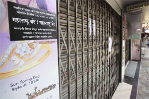 एलबीटीविरोधात ठाणे बाजारपेठेत कडकडीत बंद