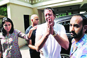 संजय दत्तलाच वेगळा न्याय कसा?