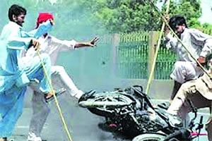 पाकिस्तान अराजकाकडे..