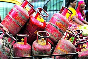 पेट्रोल आणि विनाअनुदानित गॅस स्वस्त पेट्रोल आणि विनाअनुदानित गॅस स्वस्त