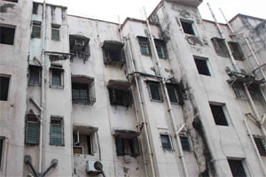 नागपुरातील अनेक भागांत धोकादायक इमारती नागपुरातील अनेक भागांत धोकादायक इमारती