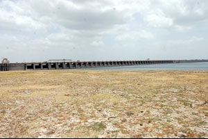 उजनी धरणाने गाठली निर्मितीपासूनची नीचांकी पातळी! – मृत साठय़ात ५० टक्के घट उजनी धरणाने गाठली निर्मितीपासूनची नीचांकी पातळी! – मृत साठय़ात ५० टक्के घट