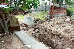 नाला बुजवला एकाने, त्याची शिक्षा दुसऱ्याला