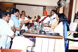 महापालिकेच्या सभेत गोंधळ महापालिकेच्या सभेत गोंधळ