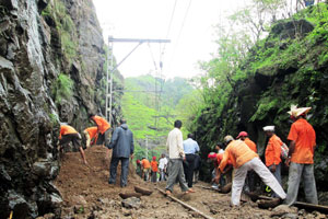 खंडाळ्याजवळ लोहमार्गावर दरड कोसळल्याने रेल्वे इंजिन घसरले खंडाळ्याजवळ लोहमार्गावर दरड कोसळल्याने रेल्वे इंजिन घसरले