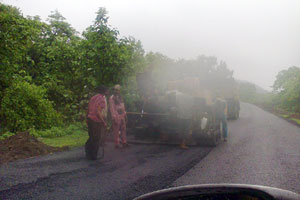 भोकर येथील रस्त्याचे काम निकृष्ट; तक्रारीला केराची टोपली भोकर येथील रस्त्याचे काम निकृष्ट; तक्रारीला केराची टोपली