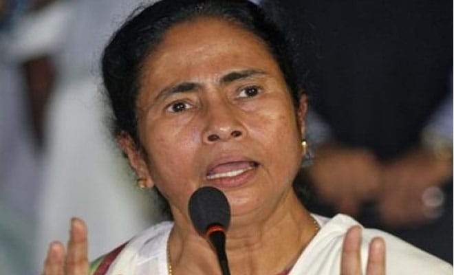 ममता नरमल्या ; निवडणूक आयोगाच्या आदेशानुसार सात अधिकाऱ्यांच्या बदल्या