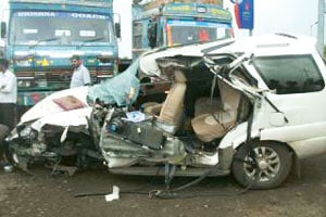 लातूरमध्ये भरधाव गाडीखाली चिरडून १ ठार, ५ जखमी