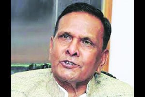 बेनीप्रसाद वर्मा यांच्या आरोपांमुळे काँग्रेसची पंचाईत बेनीप्रसाद वर्मा यांच्या आरोपांमुळे काँग्रेसची पंचाईत