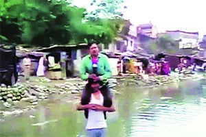 पूरग्रस्ताच्या खांद्यावरून वार्ताकनाचा प्रताप