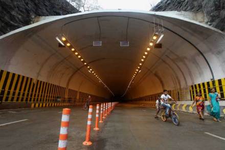 दक्षिण मुंबईला पूर्व उपनगरांशी जोडणाऱया ईस्टर्न फ्रि-वेचे उदघाटन गुरुवारी मुख्यमंत्री पृथ्वीराज चव्हाण यांच्या हस्ते होणार आहे. (छाया - प्रशांत नाडकर)