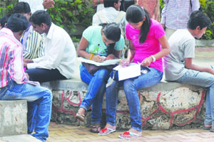 महाविद्यालयांच्या सरसकट शुल्कवाढीवर अंकुश महाविद्यालयांच्या सरसकट शुल्कवाढीवर अंकुश