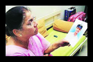 ‘वीरमाते’च्या २१ वर्षांच्या ‘लढाई’स अखेर यश.. ‘वीरमाते’च्या २१ वर्षांच्या ‘लढाई’स अखेर यश..