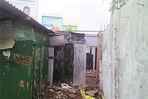 वांद्रय़ाच्या नाल्यात ८० झोपडय़ा !