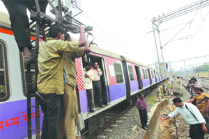 सिग्नल ओलांडून गाडी पुढे सिग्नल ओलांडून गाडी पुढे